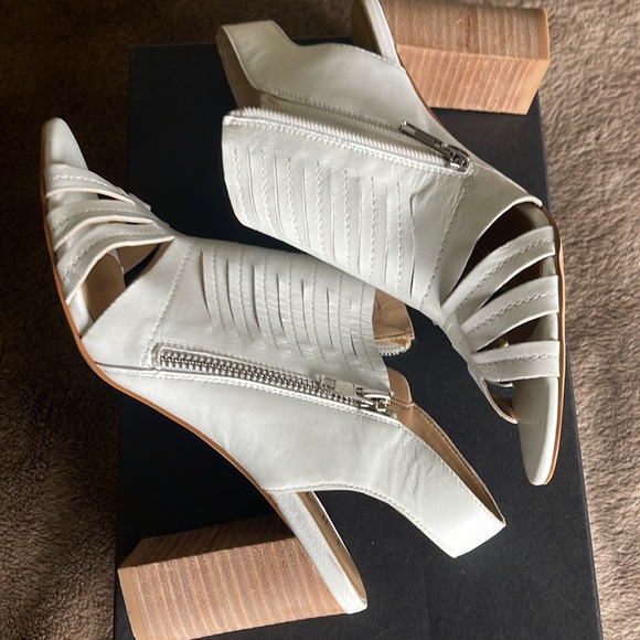 💋SALE💋Neiman Marcus Ivory Leather Gladiator Sandals Zip Closure, Heel 3.5’’. - Picture 3 of 6